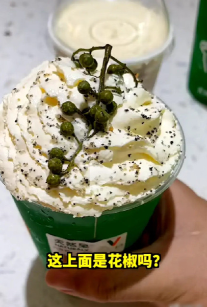 23岁关晓彤升级当老板！宣传全程黑脸惹争议，身旁主持尴尬暖场