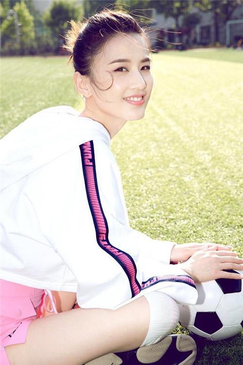 黄圣依带儿子踢足球，网友：全程盯着她的大长腿
