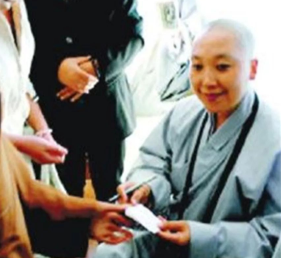 55岁的李娜:从“歌坛天后”到“削发为尼”,她经历了啥?