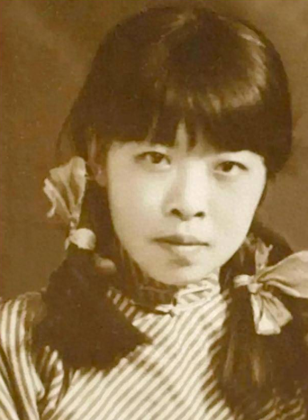 民国天才女作家萧红：4段感情比琼瑶剧还精彩，临死前却说不甘？