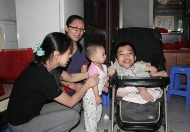 身高90厘米的李创利：白手起家攒3亿身家，娶1米7女秘书并生一子