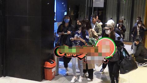 不避嫌！杨幂收工后直奔魏大勋酒店，一路小跑十分欢喜