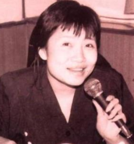 55岁的李娜:从“歌坛天后”到“削发为尼”,她经历了啥?