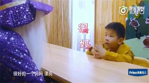 黄圣依带儿子踢足球，网友：全程盯着她的大长腿