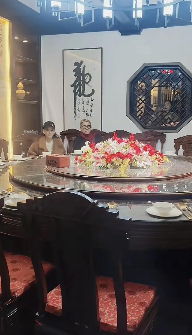 郭富城在岳父家坐主宾位，第二天连夜返程，漂亮小姨子家产2千万