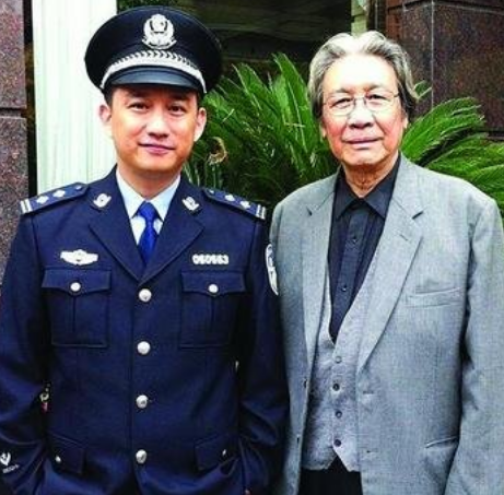 国家一级演员黄小立，儿子是“神算子”黄磊，今83岁身材依旧挺拔