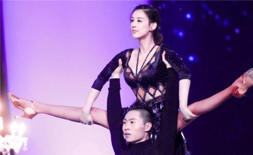黄圣依带儿子踢足球，网友：全程盯着她的大长腿