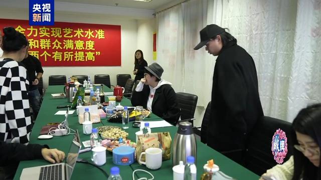 当戏曲韵味遇上喜剧包袱 独家揭秘《借伞》里的细节与彩蛋