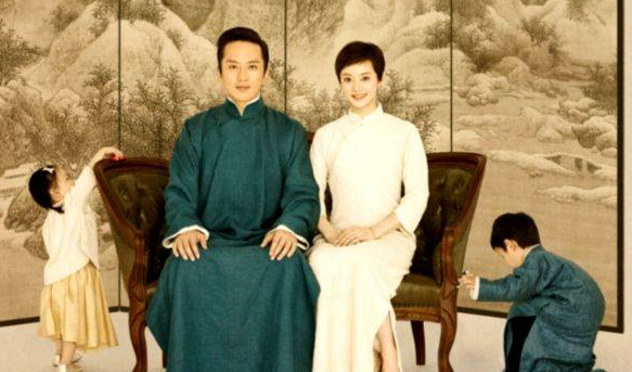 国家一级演员黄小立，儿子是“神算子”黄磊，今83岁身材依旧挺拔
