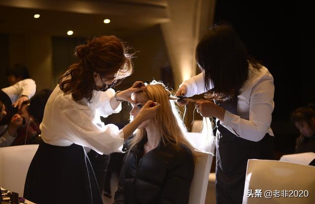 每次结伴同游被问是什么职业，我只能说一半