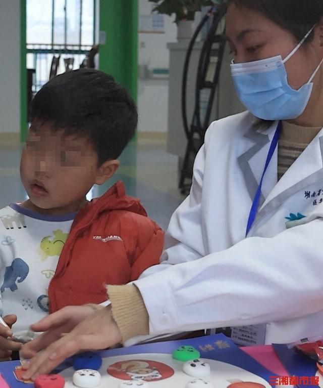 一个月暴瘦10公斤，11岁男孩进了ICU