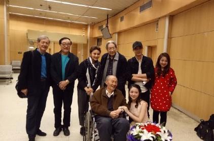 国家一级演员黄小立，儿子是“神算子”黄磊，今83岁身材依旧挺拔