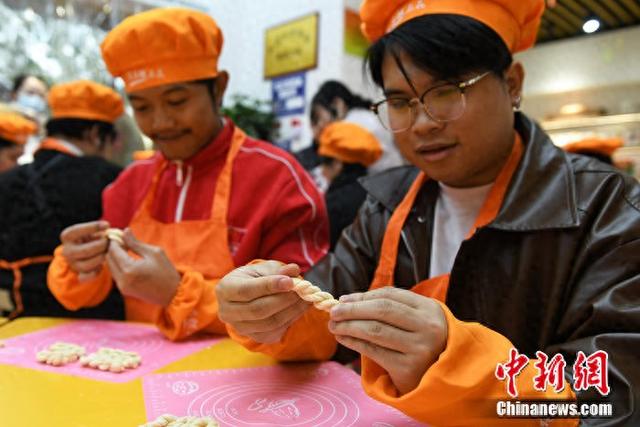 “洋弟子”学习制作非遗麻花 感受传统美味的继承与创新