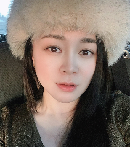 38岁关婷娜近照太嫩，戴31万钻石手镯，与赵本山传绯闻疑单身