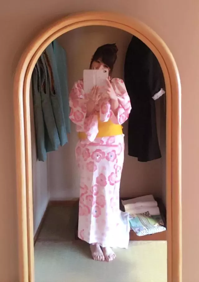 马蓉不雅直播遭举报：求求你先穿好衣服，要点脸吧