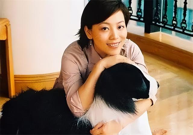 央视主持劳春燕：与丈夫分居16年，38岁高龄产子，今51岁知性端庄