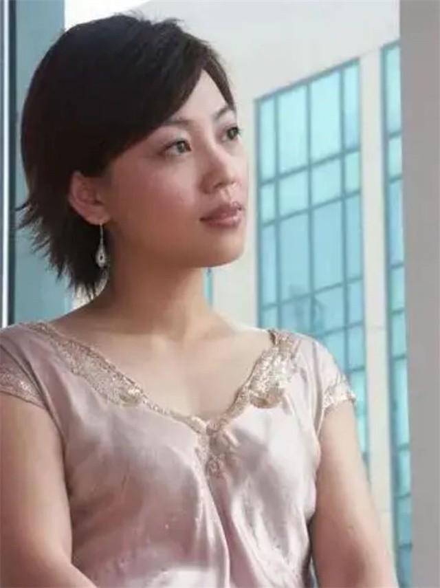 央视主持劳春燕：与丈夫分居16年，38岁高龄产子，今51岁知性端庄