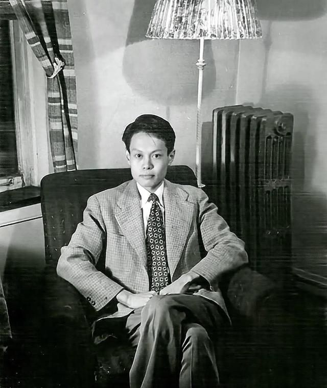 1971年，杨振宁和岳父杜聿明第一次见面的合影，他毕恭毕敬站一旁