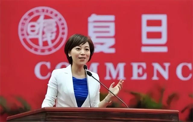 央视主持劳春燕：与丈夫分居16年，38岁高龄产子，今51岁知性端庄