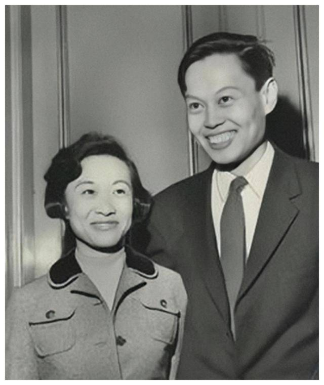 1971年，杨振宁和岳父杜聿明第一次见面的合影，他毕恭毕敬站一旁