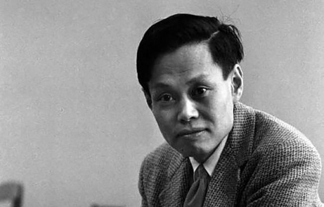 1971年，杨振宁和岳父杜聿明第一次见面的合影，他毕恭毕敬站一旁