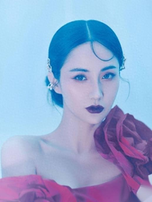叛逆少女蓝燕：一纸三级合约铸就东方第一3D女神传奇？
