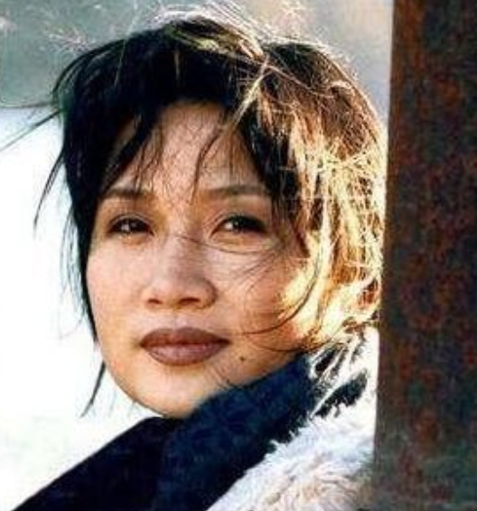 55岁的李娜:从“歌坛天后”到“削发为尼”,她经历了啥?