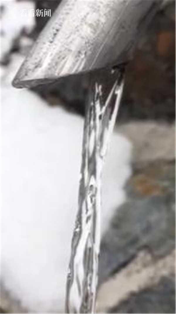 魔术？水龙头看似结成冰柱 用手一碰秒变水流