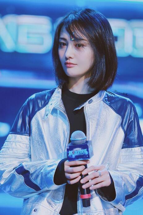 网曝郑爽获马姓男星借款应急，家中正卖车卖房，打算开奶茶店谋生
