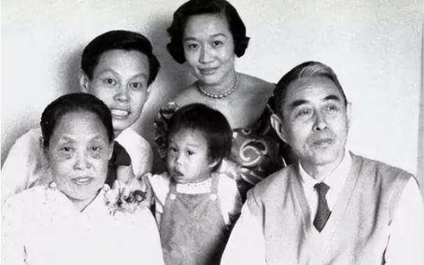 1971年，杨振宁和岳父杜聿明第一次见面的合影，他毕恭毕敬站一旁