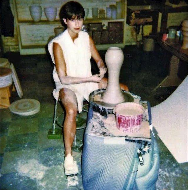 《人鬼情未了》女主，如今58岁依旧风韵犹存，银发造型魅力十足
