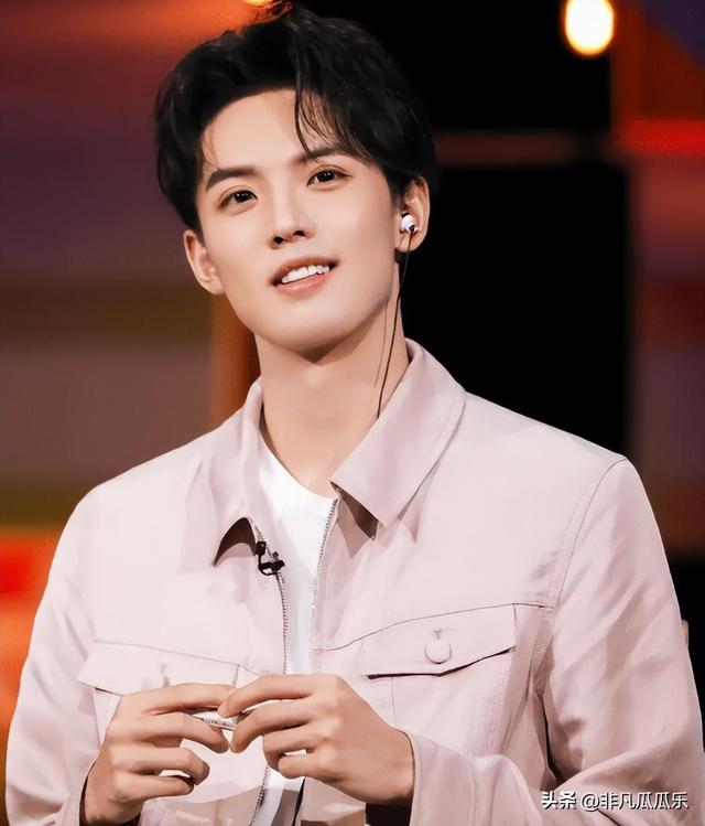 爱江山更爱美人，“英年早婚”的5位男星，不给其他女生任何机会