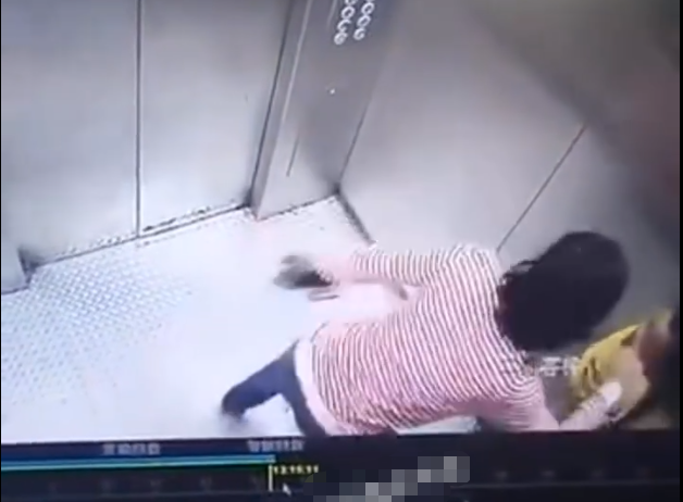 广东罗定妈妈电梯暴打5岁儿子视频热传，警方介入！物管称她后悔