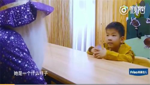 黄圣依带儿子踢足球，网友：全程盯着她的大长腿