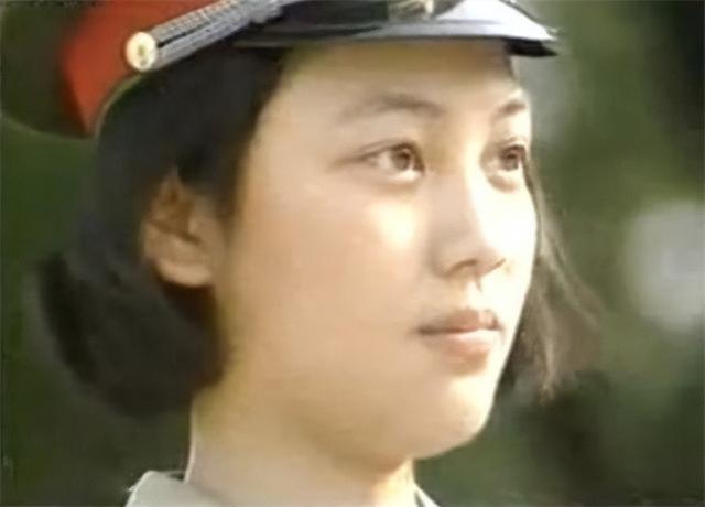 央视主持劳春燕：与丈夫分居16年，38岁高龄产子，今51岁知性端庄