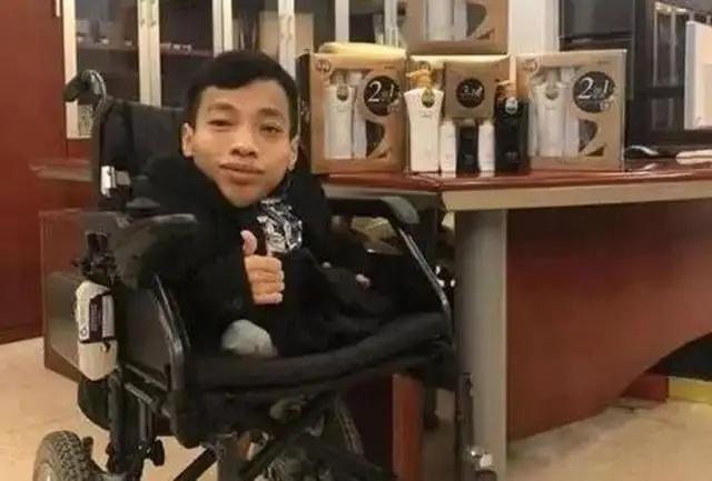 身高90厘米的李创利：白手起家攒3亿身家，娶1米7女秘书并生一子