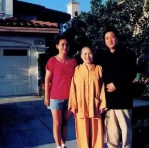 55岁的李娜:从“歌坛天后”到“削发为尼”,她经历了啥?