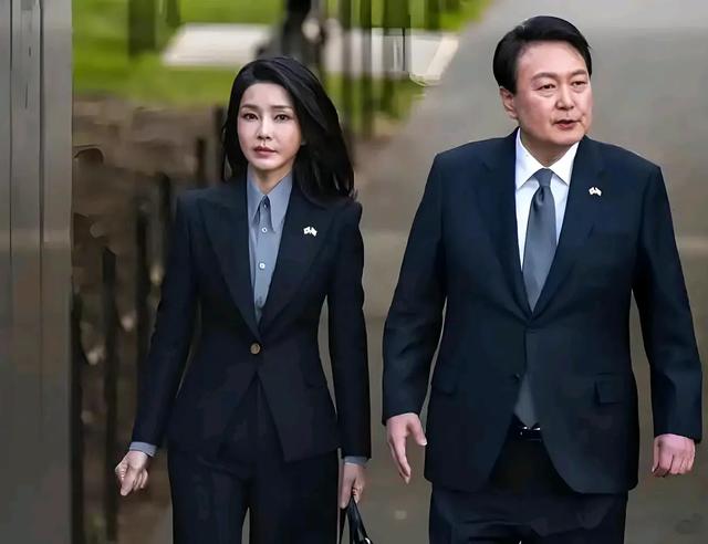 尹锡悦要奉陪到底，开始反击，他老婆的哥哥叫金建宇，谐音进监狱