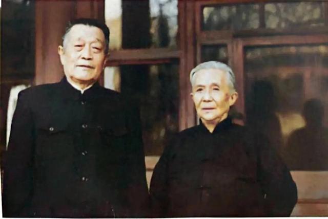 1971年，杨振宁和岳父杜聿明第一次见面的合影，他毕恭毕敬站一旁