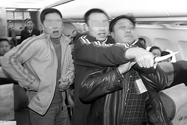 1993年，一名采购员私自拿走27万公款，劫机潜逃台湾省，下场如何