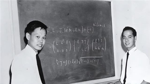 1971年，杨振宁和岳父杜聿明第一次见面的合影，他毕恭毕敬站一旁