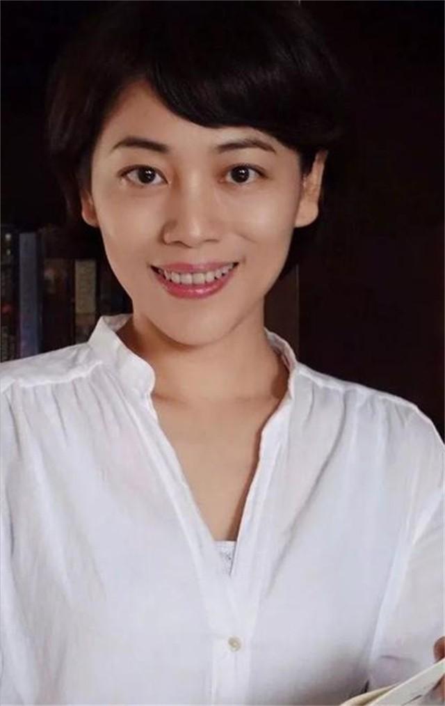 央视主持劳春燕：与丈夫分居16年，38岁高龄产子，今51岁知性端庄