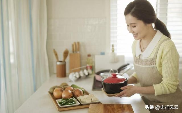 12年复读女孩考上一本跳江自杀，临终前留下遗言，下辈子别做我妈