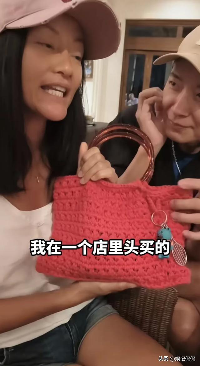 53岁瞿颖近照曝光！素颜出镜模样大变,与戴军泰国聚餐,眼神引热议