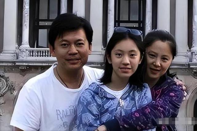 “藏”了那么多年，原来何政军的妻子是她，怪不得当初会拒绝巩俐
