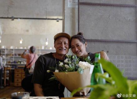 40岁余文乐与妻子520秀恩爱，特意画了老年妆，寓意“白头偕老”