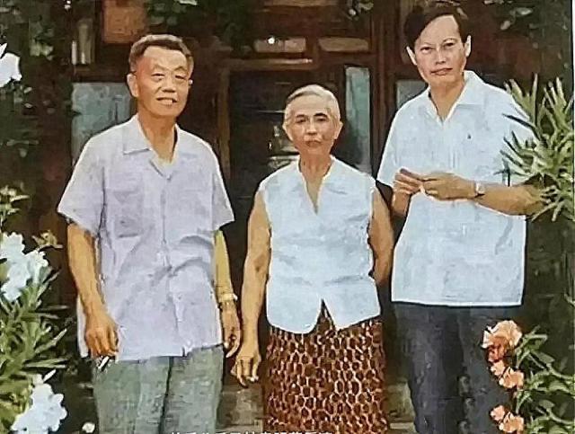 1971年，杨振宁和岳父杜聿明第一次见面的合影，他毕恭毕敬站一旁