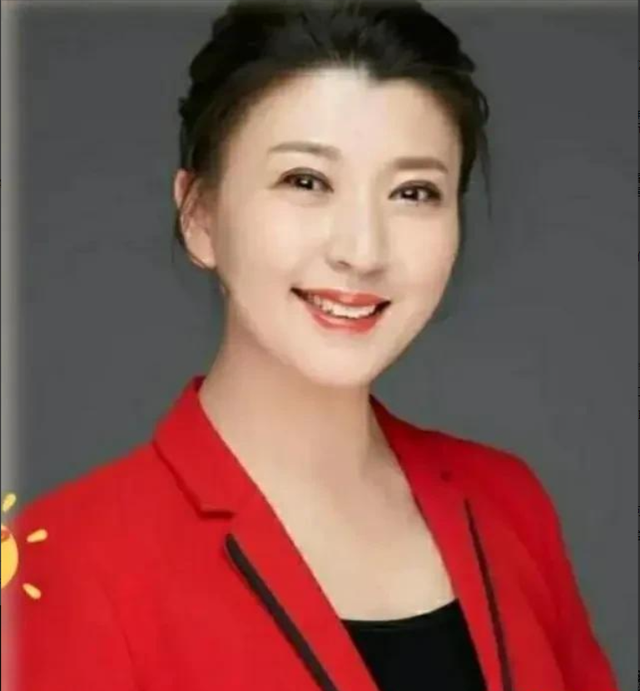 原来闫学晶的儿子就是他，也是演员，戏里戏外都是母子俩，没认出
