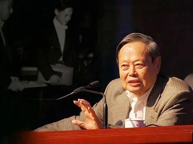 1971年，杨振宁和岳父杜聿明第一次见面的合影，他毕恭毕敬站一旁