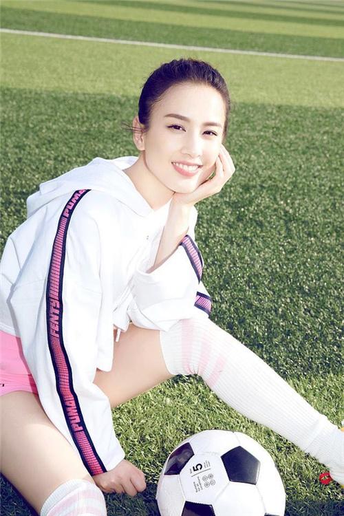 黄圣依带儿子踢足球，网友：全程盯着她的大长腿